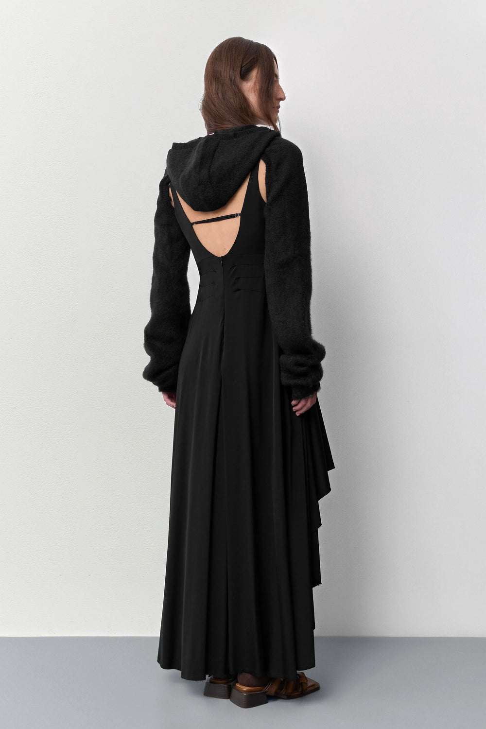 Nivi Hooded Black Sleeves | Miista | Designed & Handmade in Europe
